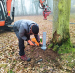 6) Montieren der Einsteckhülse für den ersten Carbonstab auf dem Schraubfundament.