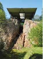 <strong>Abb. 7: </strong>Die „Korbacher Spalte“ im grenzübergreifenden Nationalen GeoPark „GrenzWelten“ (Nordwest-Hessen, Hochsauerland) zählt zu den weltweit seltenen Fossilienfundstätten, in denen oberpermische Reptilien mit Säugetier-Merkmalen nachgewiesen wurden. © Norbert Panek The rock crevasse „Korbacher Spalte“ in the cross-boundary National Geopark “GrenzWelten (region “Hochsauerland, in the north-west of Hesse) is one of the globally very rare palaeontological “treasure troves, where reptiles showing mammal characteristics from the upper perm were found.