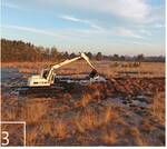 3 Renaturiert werden die Hochmoorflächen unter dem Einsatz von Moorkettenbaggern.