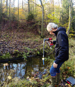 Prof. Dr. Christopher Bridges vom HHU-Institut für Stoffwechselphysiologie/Ecophysiology entnimmt Wasserproben am Hasper Bach.