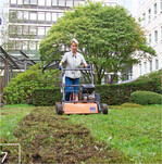 7 Bei einzelnen Projekten arbeiten auch die Mitarbeiterinnen und Mitarbeiter selbst bei der Umsetzung mit.