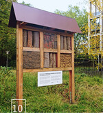 10 Wildbienenhotels können fehlende Strukturen in der urbanen Umgebung ersetzen.