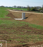 9 Durch eine Weghöherlegung entstand ein „Polder am Hang“; ein potenzieller Einstaubereich, der weiter genutzt wird. Im Einstaufall kommt für den Ertragsausfall die Kommune auf.