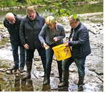 Julia Klöckner setzte bei ihrem Besuch junge Nasen in die Nister aus.
