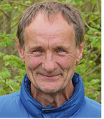 Jürgen Feder hat nach seiner Lehre im Garten- und Landschaftsbau in den 1980er Jahren Landespflege in Hannover studiert. Seit 2013 ist er selbstständig, bietet Exkursionen an, schreibt Bücher und tritt im Fernsehen auf.