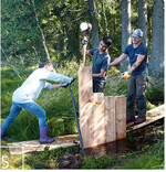 5 Zum Verschließen der Entwässerungsgräben ist Muskelkraft nötig.