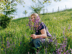 5 Christine Grenzebach mit dem Wiesensalbei, den die Famlie durch geschickte Weideführung fördert.