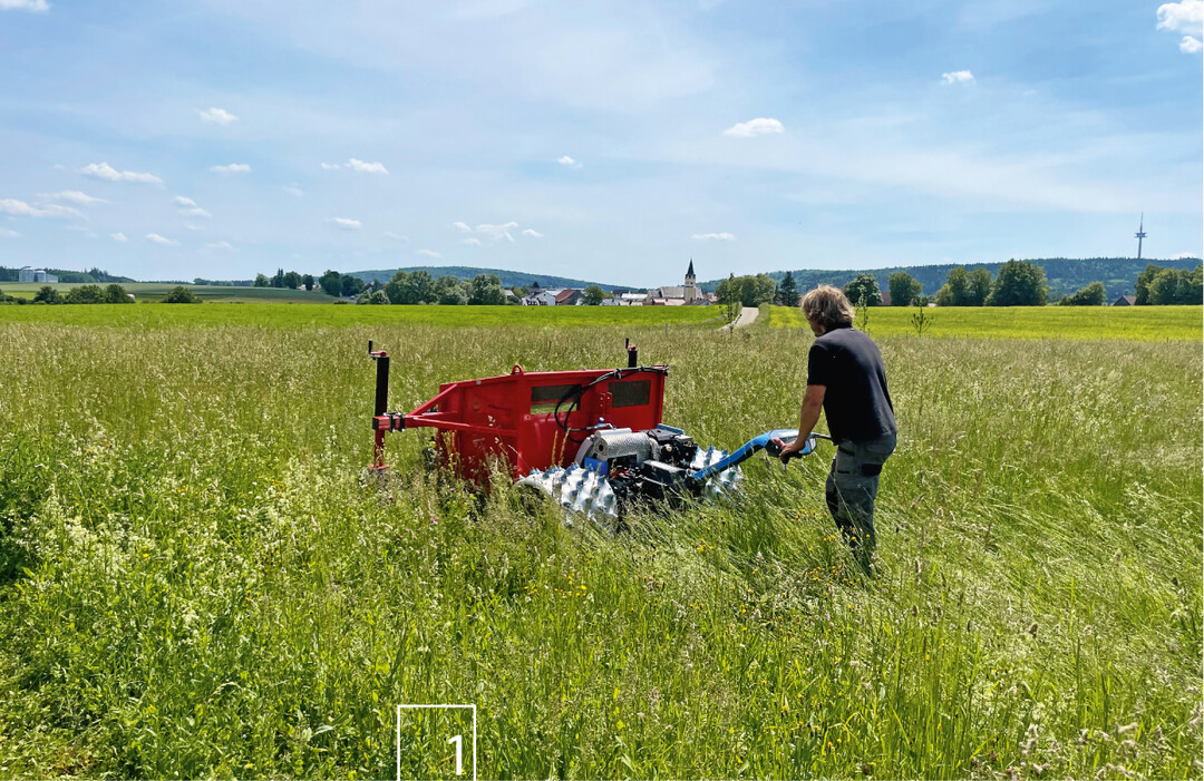 1) Der Wiesefix WSH120 als Anbaugerät an einem Einachser von Brielmaier