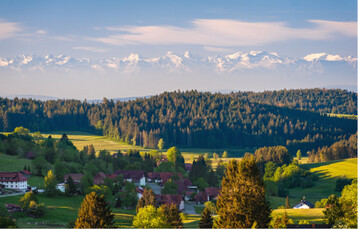 Foto1: Wo Grnlandwirtschaft vorherrscht, wird Viehhaltung begnstigt. Konsequent regionale Vermarktung verbessert die Klimabilanz hier deutlich.