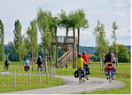 <strong>Abb. 3: </strong>Ein Aussichtsturm aus lebenden Weiden fördert das Naturerlebnis in der Mainaue. © Dorfschätze A look-out built from living willow supports recreation in the floodplain of the river Main.