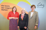 Prof. Dr. Martina Brockmeier (Mitte) mit Bettina Stark-Watzinger (rechts) und Katharina Fegebank