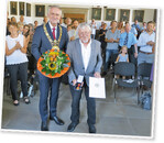 Der Osnabrücker Oberbürgermeister Wolfgang Griesert überreicht die Verdienstmedaille der Bundesrepublik Deutschland an Hochschul-Professor Dr. Herbert Zucchi.