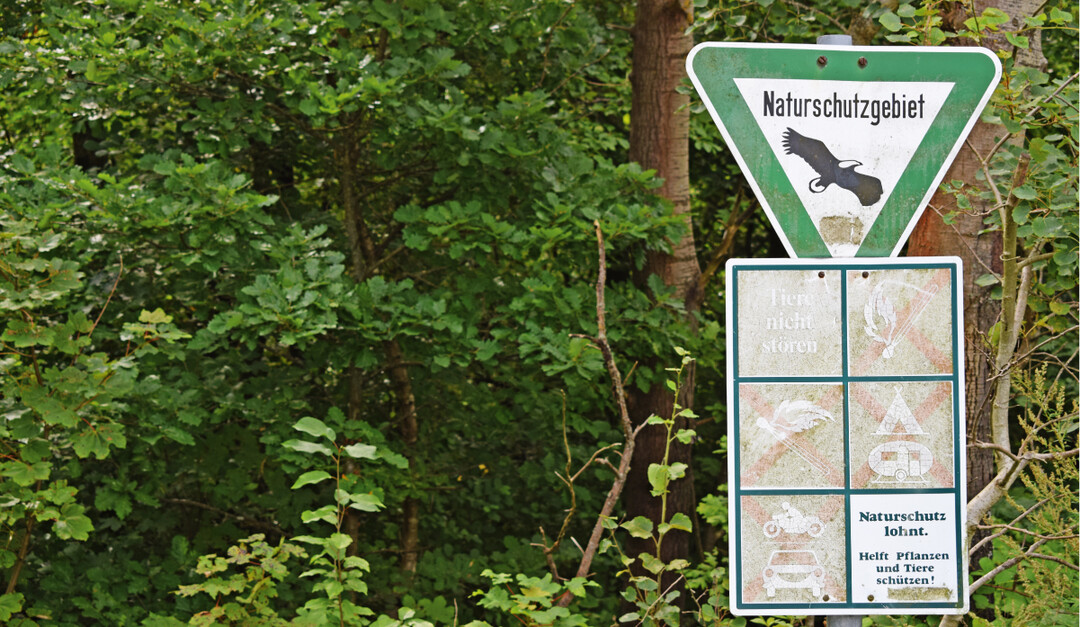  Dreieckige Schilder weisen auf die Schutzkategorie eines Gebiets hin. 