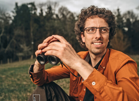  1 Philipp Herrman ist selten ohne sein Fernglas unterwegs. 