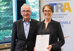 Bodenkundlerin Dr. Melanie Braun und Prof. Dr. Klaus Töpfer, Namensgeber des Preises