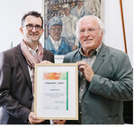 Umweltminister Jost (links) überreicht Josef Diwo die Auszeichnung der UN-Dekade Biologische Vielfalt.