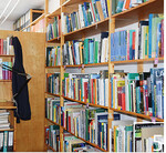 5 Die analoge Bibliothek wird inzwischen durch eine umfangreiche digitale Datenbank ergänzt.