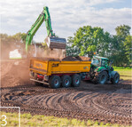 3 Der Bagger rückt an: Er modelliert ein neues Bett, die Erde wird mit Schleppern verbracht.