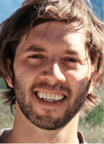 Fabian Unger ist Diplom-Geograph und leitete von November 2014 bis März 2021 die Projektanlaufstelle des LBV in Wolfratshausen. Er arbeitet beim LBV in einem bayernweiten Schutzprojekt für Kiesbrüter an Flüssen und für die landesweite Wiesenbrüterkartierung.