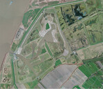 Tidepolder kurz vor Öffnung des Sturmflutsperrwerks (Luftbild LGLN Juli 2012). Während der Bauzeit in den Jahren 2008–2012 ruderalisierten die ehemaligen Ackerstandorte. Die Erdbaumaßnahmen sorgten außerdem dafür, dass große Teile des Tidepolders zum Zeitpunkt der Öffnung Offenbodenstandorte waren. Nur die Tidepolderverwallung und die angrenzenden aufgehöhten Flächen wurden im Zuge der Baumaßnahmen mit standortheimischem, krautreichem Grünland angesät. Die im Gebiet vorhandenen Gräben waren abschnittsweise mit Schilf (Phragmites australis ) bewachsen.