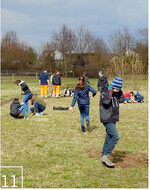 10 und 11 Bei Auspflanzaktionen dürfen auch mal Schulklassen mit anpacken.