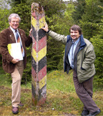Kai Frobel (rechts) und Hubert Weiger an einem Grenzpfahl der ehemaligen innerdeutschen Grenze