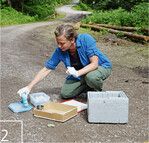 2 Das Training braucht gründliche Vorbereitung. Julia Taubmann wählt die Kotproben aus ...