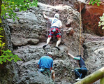 Abb. 6: Gruppe klettersportbegeisterter Jugendlicher in den Buntsandsteinfelsen im Rurtal; 08.08.2008.