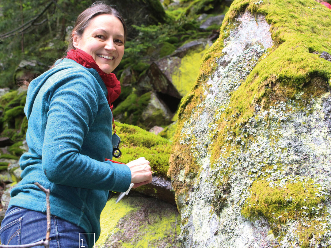 1 Biologin Nicole Nöske bei der Geländearbeit