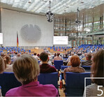 5 Die beiden Wissenschaftlerinnen nehmen auch regelmäßig an Konferenzen teil.
