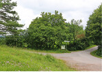 <strong>Abb. 5b: </strong>Wegkreuzung aufgenommen im Jahr 2016. Die Sicht auf den Kapellenberg ist durch Gehölze verdeckt. © Thomas Gottschalk 5b: The same road junction in the year 2016. Trees hide the view to the Kapellenberg.