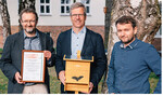 F.U.N.-Projektleiter Prof. Dr. Gerald Kerth, der Greifswalder Oberbürgermeister Dr. Stefan Fassbinder mit einem Fledermauskasten und Projektkoordinator Marcus Fritze (von links)