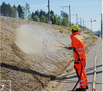 7 Als Anspritzbegrünung wird das aufbereitete Saatgut aufgebracht. Heute wächst hier einer der artenreichsten Trespen-Halbtrockenrasen der Region.
