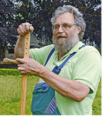 Heiner Miller ist Mitgründer des Sensenvereins Deutschland. Als einer der Sensenlehrer leitet er Interessierte im Umgang mit der Sense an und zeigt, wie das Werkzeug gepflegt werden muss.
