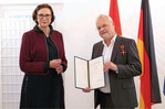 Brigitte Lindscheid und Klaus Werk bei der Verleihung des Bundesverdienstkreuzes