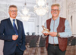Dr. Fritz Brickwedde (links) überreicht den Ehrenpreis an Prof. Dr. Settele.