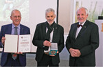 Naturschutzbund-Präsident Univ.-Prof. Dr. Roman Türk (links) und Vizepräsident Dr. Walter Hödl (rechts) ehrten Dr. Erhard Kraus für seinen Einsatz für den Naturschutz.