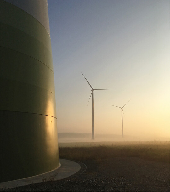 Windenergieanlagen im Sptherbst bei Sonnenaufgang