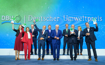 Groe Freude: Traditionell berreichte auch dieses Jahr Bundesprsident Frank-Walter Steinmeier (Mitte) den Deutschen Umweltpreis der Deutschen Bundesstiftung Umwelt an die diesjhrigen Preistrgerinnen und Preistrger.