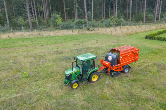 Die Zapfwellen-Mhcontainer von Schouten  hier das neueste Modell Panda P1404  knnen beim Mhen und Sammeln sowie anderweitig in der Landschaftspflege eingesetzt werden.
