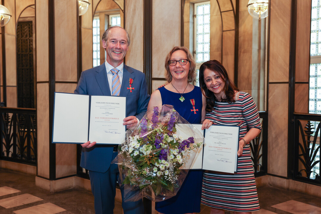 Cornelis Hemmer und Dr. Corinna Hölzer freuen sich über ihre Auszeichnung, ausgehändigt von Dr. Felor Badenberg (rechts).