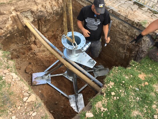 Steelroot in der Fundamentgrube ausrichten, Mast aufrichten und beides miteinander verschrauben  so entstehen schnell solide Ergebnisse.