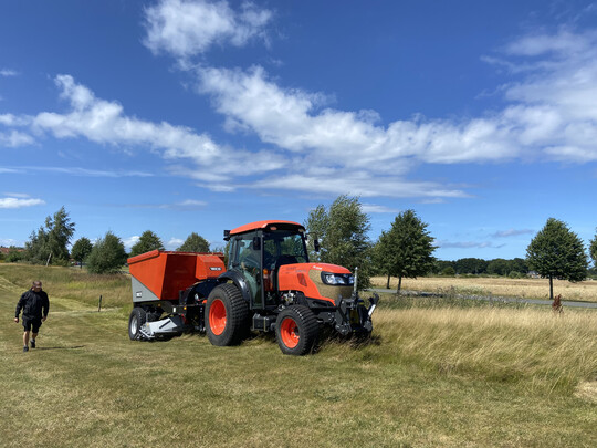 Ein 4-m-Mhladewagen aus der Multi-Purpose-Baureihe vom niederlndischen Hersteller Trilo, hier bei der Extensivpflege auf einem Golfplatz in Warnemnde.