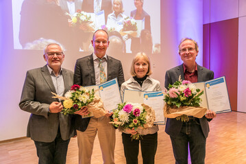 Prof. Dr. Georg Teutsch mit den Preistrgern Prof. Frank Wtzold, Dr. Karin Johst und Dr. Dr. Martin Drechsler (v.l.)
