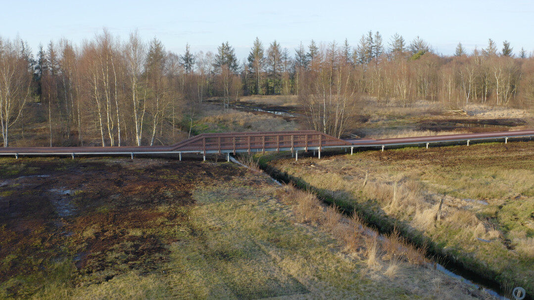 Holzkonstruktionen wie diese Steganlage im Ahlenmoor lassen sich Stahlfundamenten sicher und kostengnstig grnden.