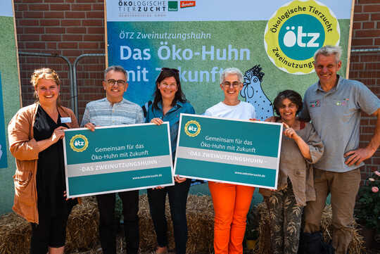 Dr. Ophelia Nick (BMEL) besuchte die Ökologische Tierzucht (ÖTZ) um mehr über Zweinutzungshühner zu erfahren.